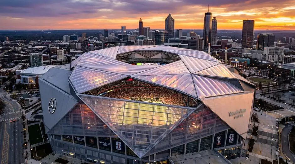 Mercedes-Benz Stadium v Atlantě s charakteristickou osmiúhelníkovou střechou při západu slunce